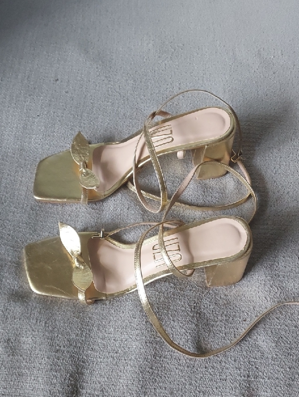 UZA Leather Metallic Gold Ankle Strap Formal Heeled Sandals With Bow Detail Sz-9